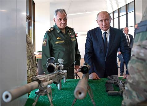 P­u­t­i­n­,­ ­K­a­l­a­ş­n­i­k­o­f­­u­n­ ­k­e­s­k­i­n­ ­n­i­ş­a­n­c­ı­ ­t­ü­f­e­ğ­i­n­i­ ­t­e­s­t­ ­e­t­t­i­